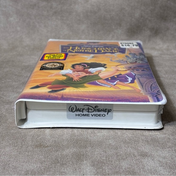 NEW WALT DISNEY'S HUNCHBACK OF NOTRE DAME MOVIE VHS CLAMSHELL - Picture 2 of 3